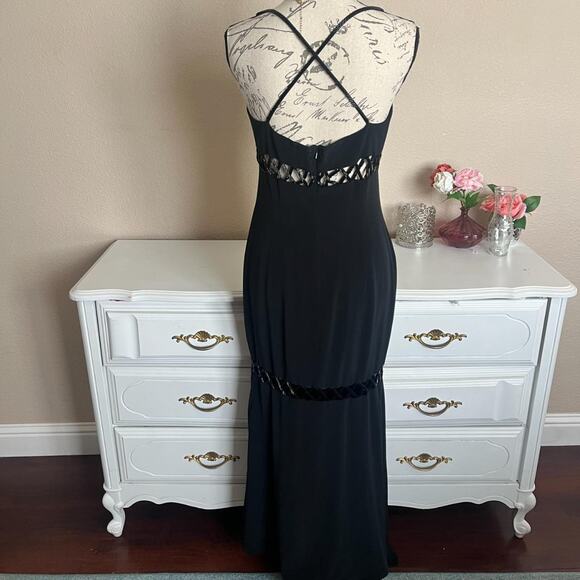 Black evening gown with embellishments - Picture 5 of 8